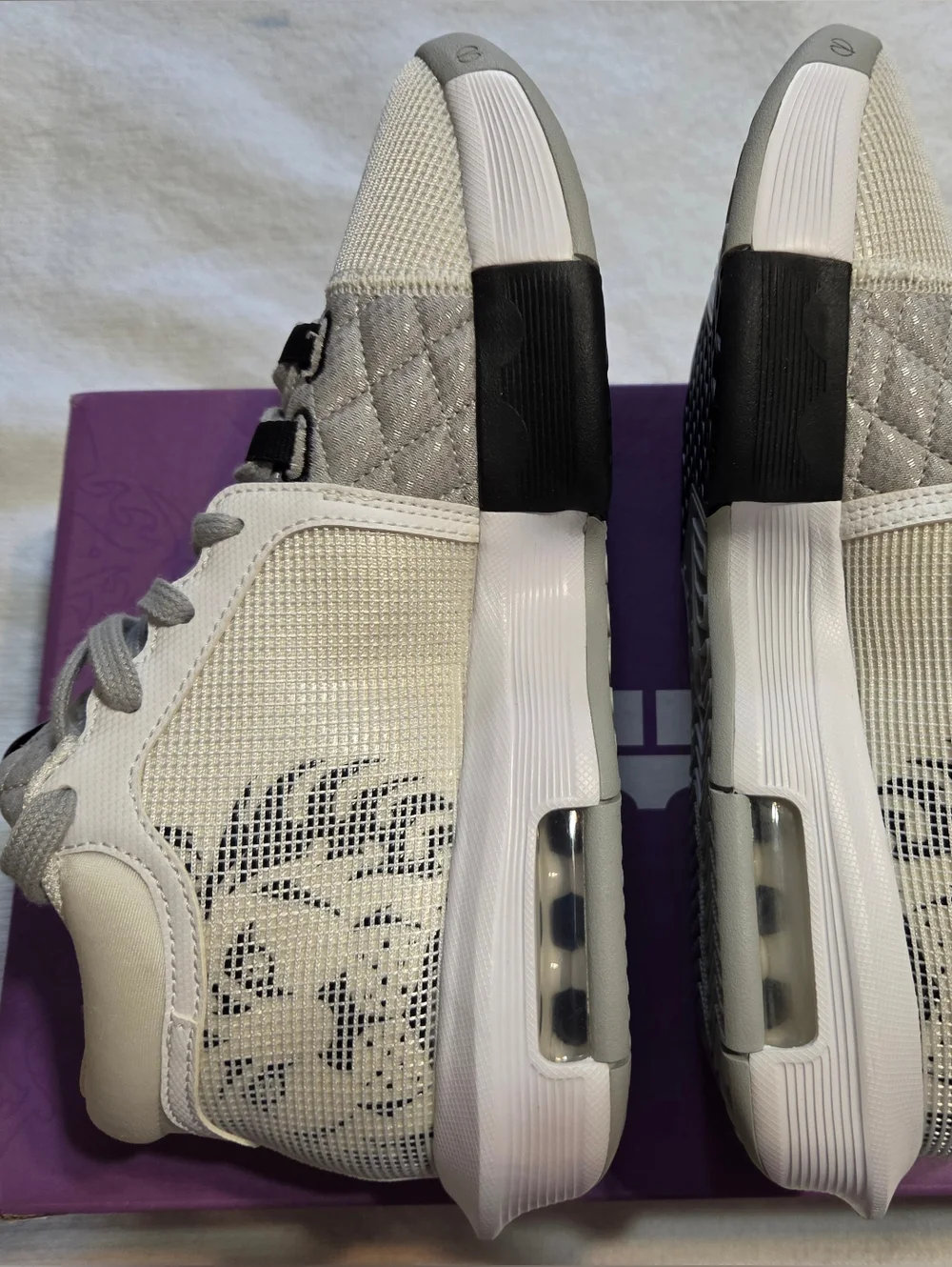 Nike Lebron Witness VIII Lion Crests Light Gray Sneakers 7 Men Or 8.5 Women. NEW